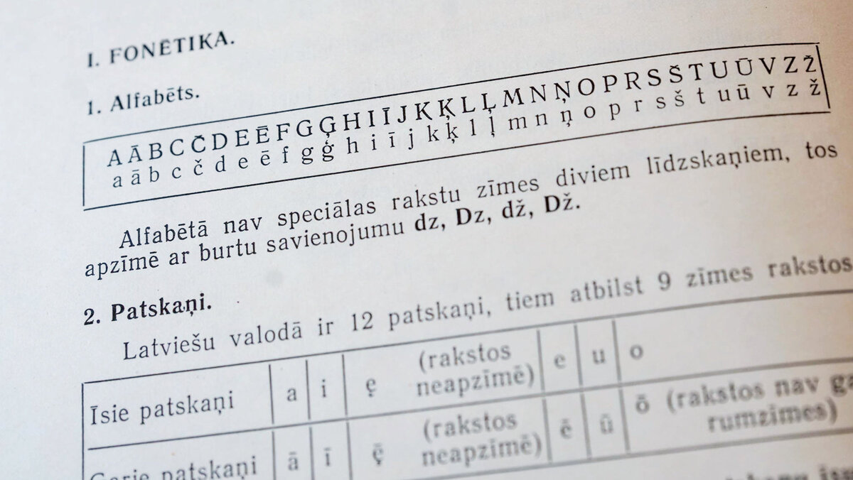 Страница учебника по латышскому языку. Минюст Латвии заботится о популярности книги / © Sputnik