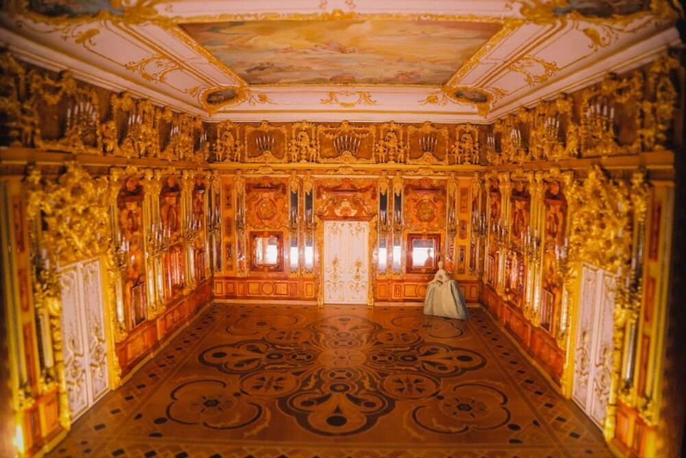 

Выставка условно поделена на две части. Один зал полностью посвящён янтарным иконам Александра Крылова. Художественно они повторяют оригиналы «Троицы», иконы Божией Матери «Казанская», Николая Чудотворца и других. Но в янтаре святые образы приобретают особую выразительность и глубину.