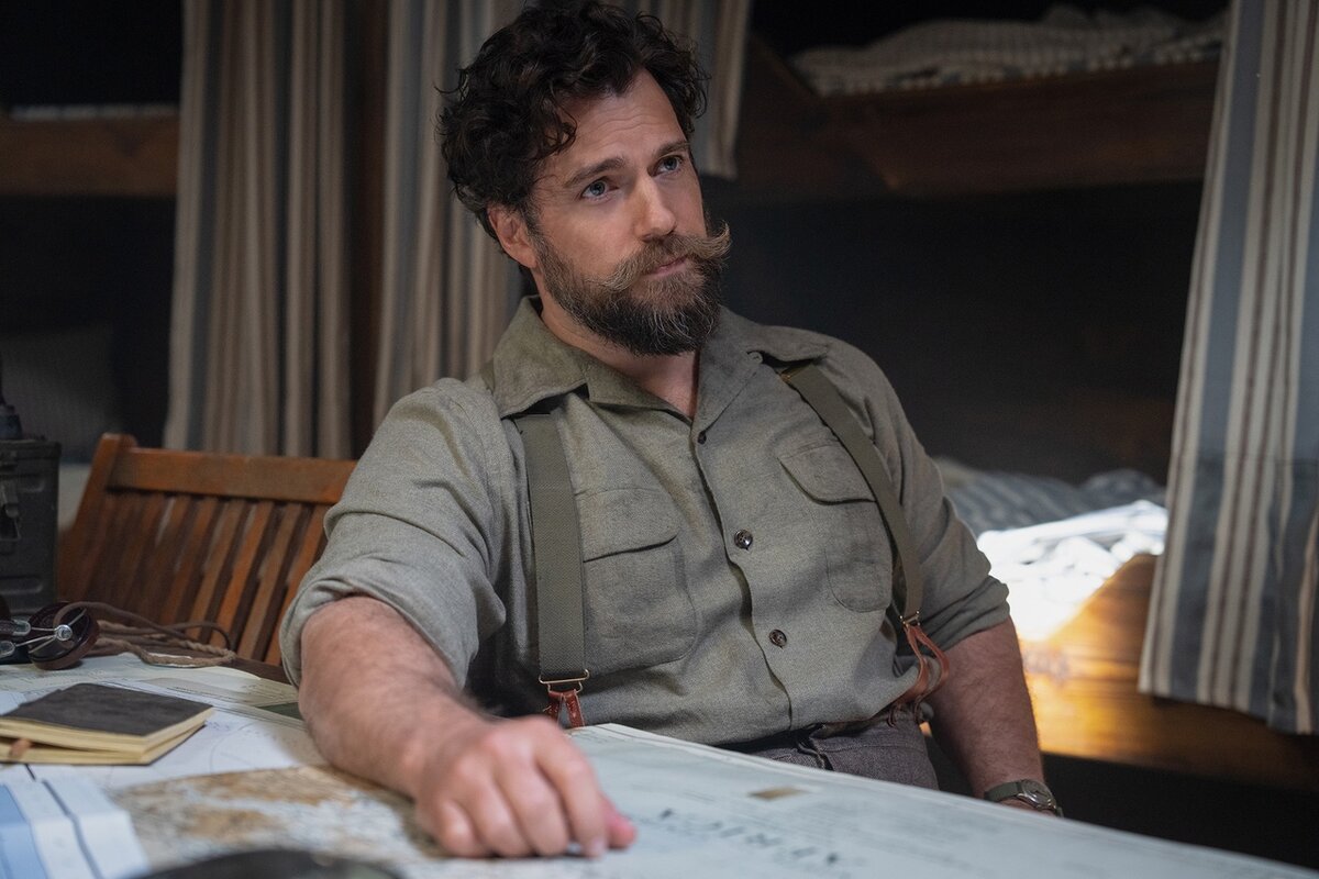 Гас Марч-Филипс (Генри Кавилл) в каюте шведского рыболовного траулера