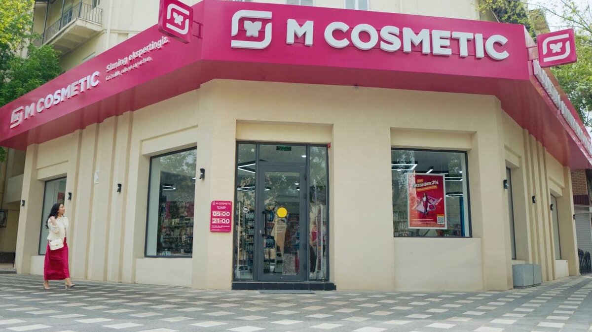 Сеть MCosmetic, которую ритейлер «Магнит» развивает в Узбекистане, представила новое позиционирование своего бренда, включая обновленную миссию и визуальное оформление.