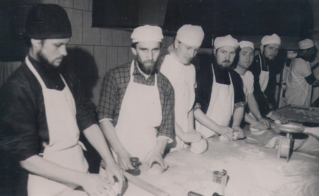 На послушании в просфорне (отец Викторин крайний слева)