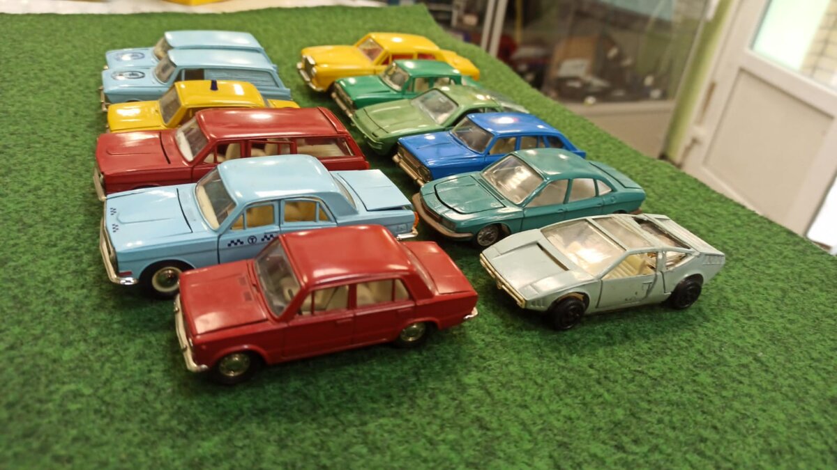 Металлические модели настоящих автомобилей, они изготавливались в масштабе 1:43, были для советских мальчиков пределом мечтаний. Ведь у этих машинок открывалось все, как у настоящих машин. Под капотом находился «двигатель», в багажнике запаска, сиденья откидывались, а в некоторых моделях даже открывались стекла. 