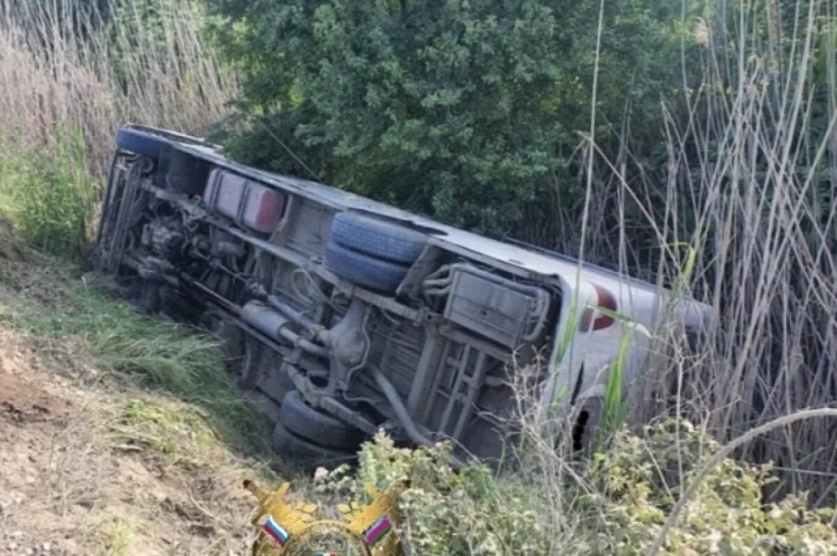    В Краснодарском крае автобус вылетел с трассы и опрокинулся в канаву