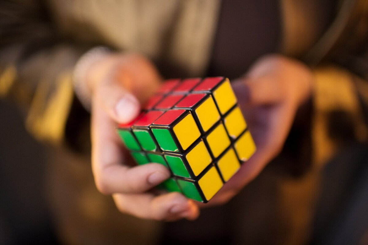 В мире, где доминируют цифровые развлечения, кубик Рубика остается свидетельством привлекательности тактильных головоломок.
