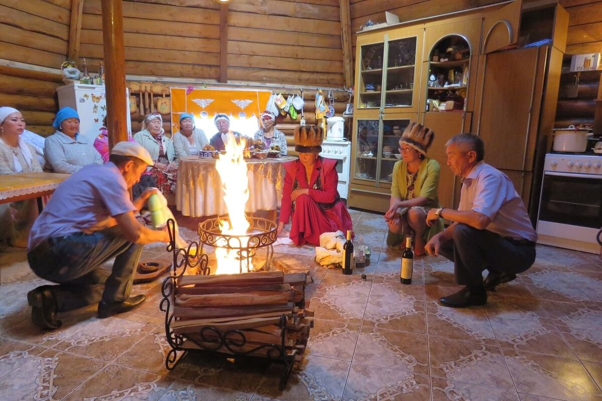 На современной алтайской свадьбе. Фото из Яндекс-картинки.