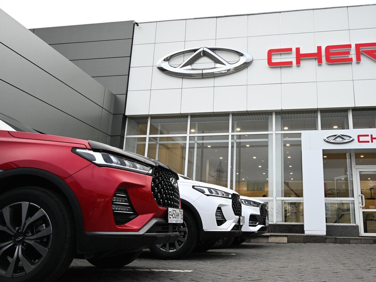    Автомобили в официальном дилерском центре Chery © РИА Новости . Рамиль Ситдиков