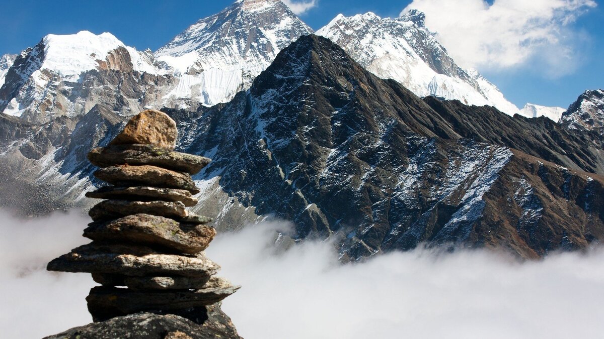 Гималаи – высочайшая горная система в мире и самое желанное направление для альпинистов со всех уголков земного шара. Еще бы: именно здесь находится вершина планеты – гора Эверест.