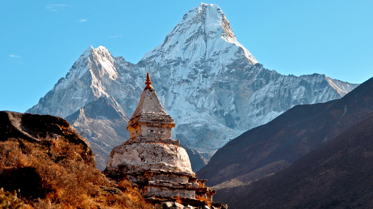 Гималаи – высочайшая горная система в мире и самое желанное направление для альпинистов со всех уголков земного шара. Еще бы: именно здесь находится вершина планеты – гора Эверест.-2