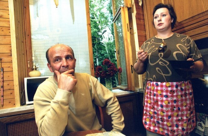Евгений работал начальником транспортного цеха в том же театре, где и жена. Там и познакомились. Супруги вместе уже более 20-ти лет. 