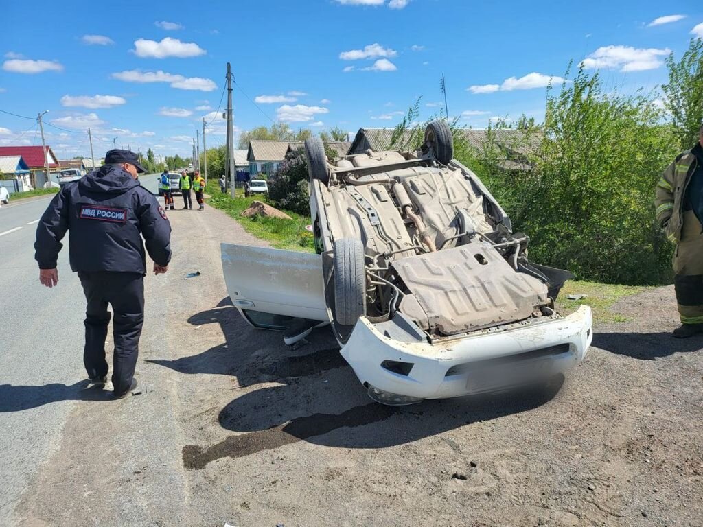    Одно авто на крыше, другое в кювете: В Новоорске столкнулись Lada Priora и Toyota Land Cruiser