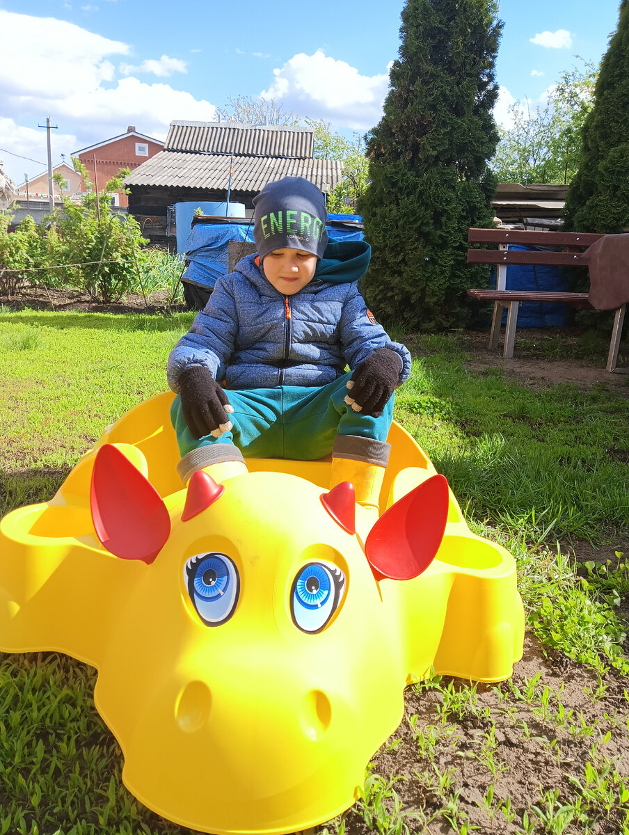 Песочница, пока без песка. 