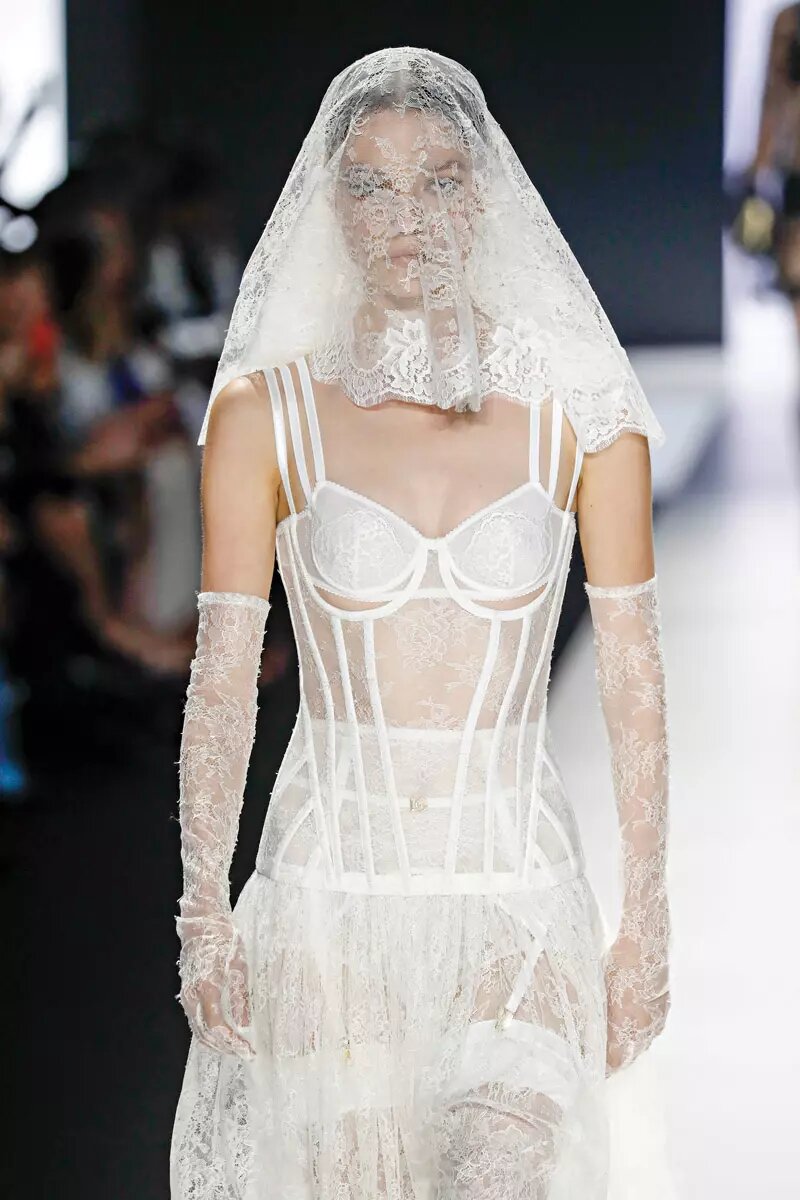 Модные коллекции брендов задают тенденции свадебной моды и предлагают будущим невестам вдохновляющие образы.-6