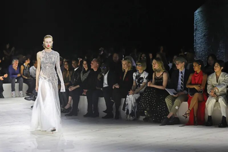Модные коллекции брендов задают тенденции свадебной моды и предлагают будущим невестам вдохновляющие образы.-15