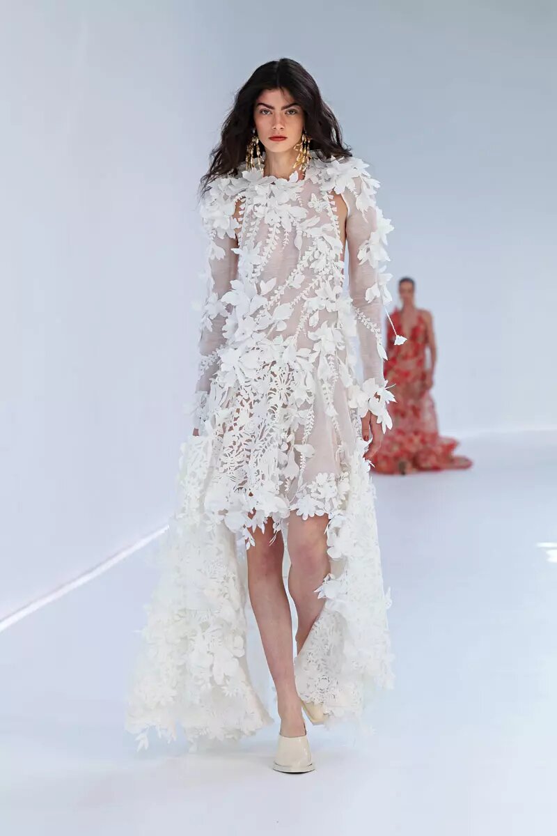 Модные коллекции брендов задают тенденции свадебной моды и предлагают будущим невестам вдохновляющие образы.-18