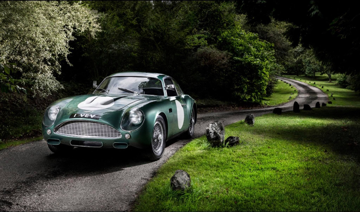 Aston Martin DB4 GT Zagato, изготовленный в сотрудничестве с легендарным итальянским кузовным ателье, является одним из самых знаковых и желанных классических спортивных автомобилей.