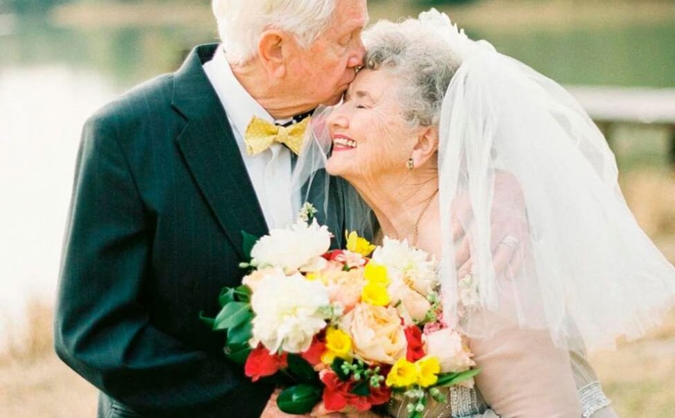 Прожить в счастливом браке целых 50 лет и отметить золотую свадьбу удается далеко не каждой паре. Тем ценнее такой юбилей, и тем сильнее хочется отпраздновать его оригинально и с размахом.