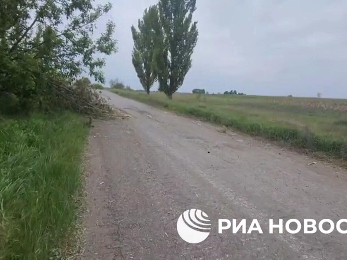    Военнослужащие группировки войск "Север" держат под огневым контролем часть трассы Харьков-Липцы© РИА Новости
