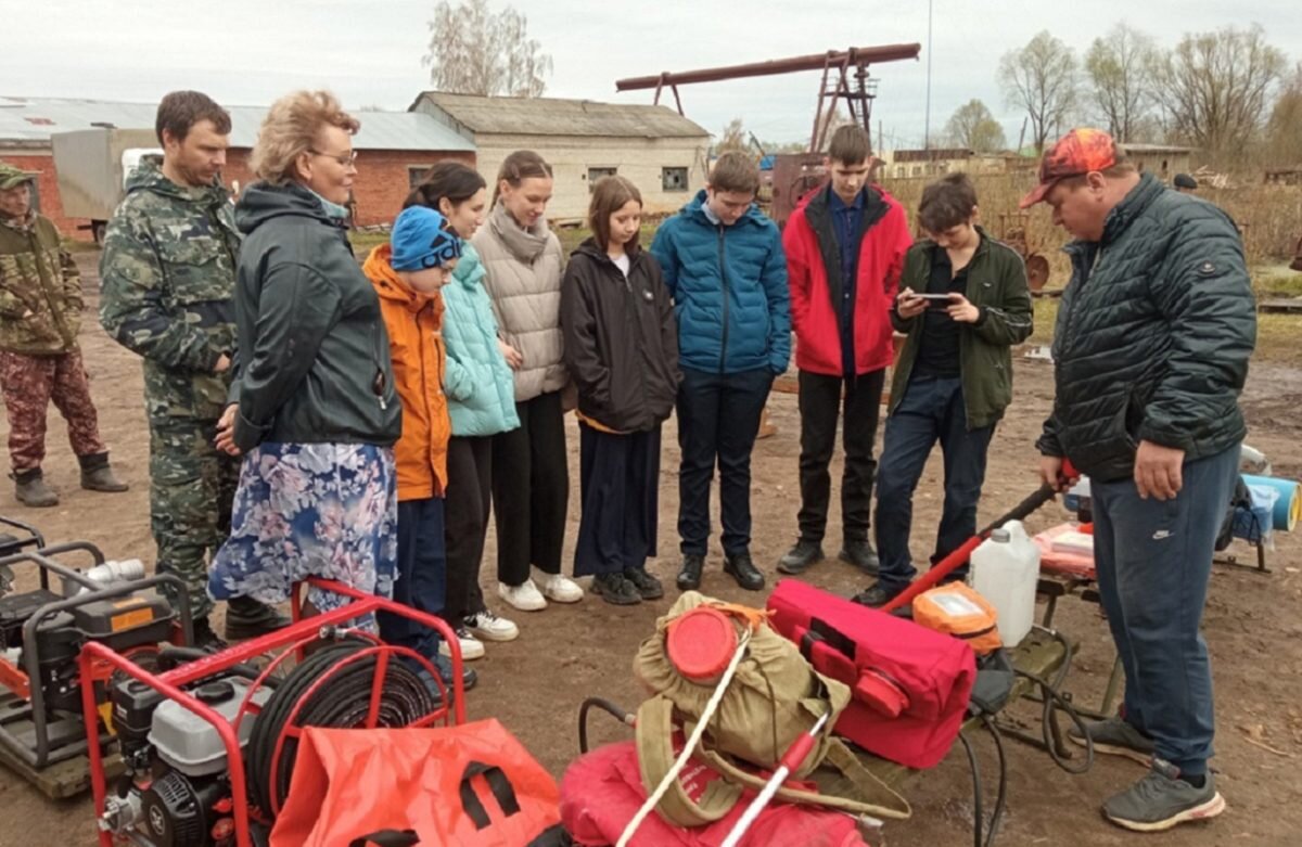   Воспитанники лесничества «Лесной дозор» из Бутурлинского округа побывали на лесопожарной станции