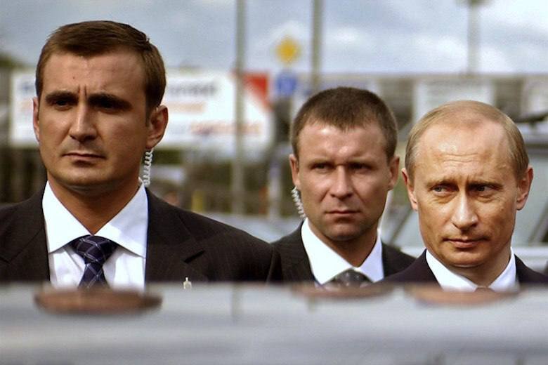  Алексей Дюмин из губернатора Тульской области стал помощником Владимира Путина.  Карьера его началась в службе ФСО, где Дюмин отвечал за президентскую связь.
