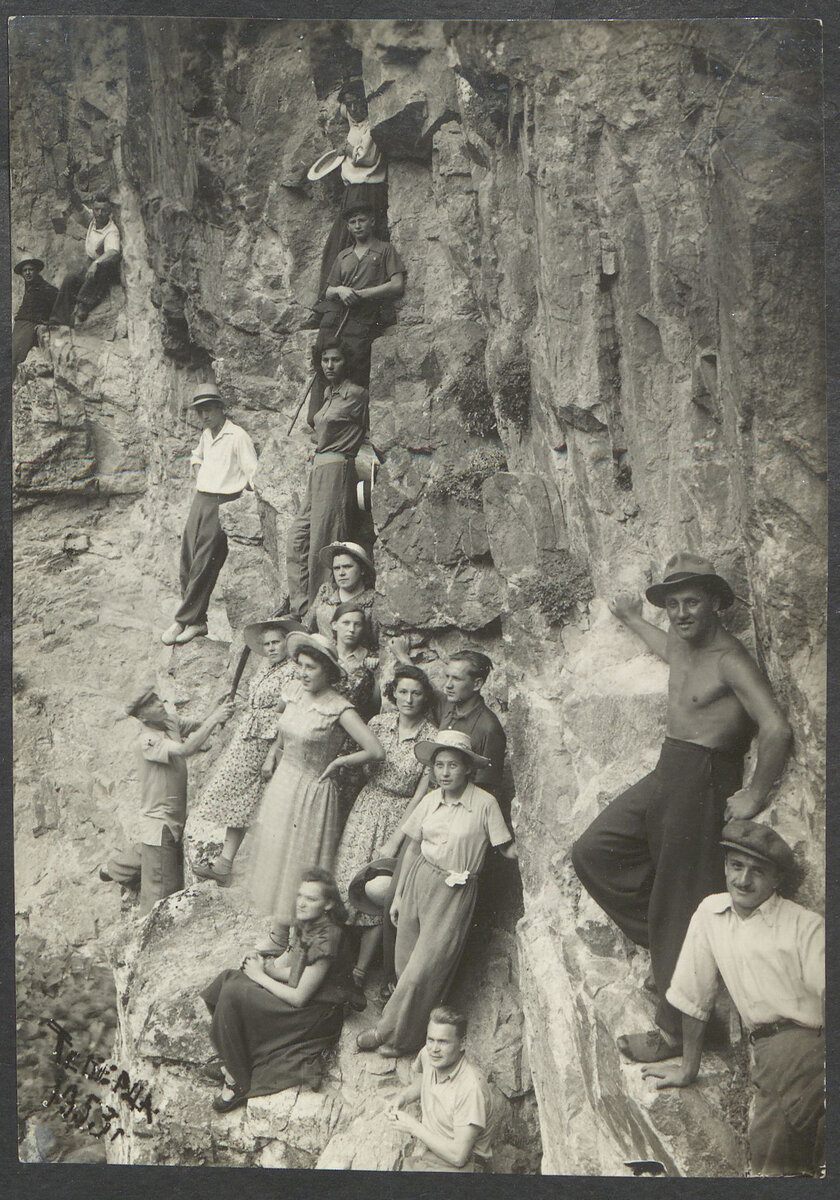 Майя Павлова - пятая в "вертикали", считая сверху, между тремя девушками в шляпках, сама - без головного убора - из ГА РФ. Ф. Р-8370. Оп. 18. Д. 73.