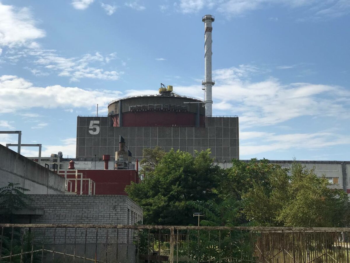 Крупнейшая в Европе атомная электростанция часто находится под обстрелами, и вовсе не со стороны России. Фото: Dmitry Grigoriev/Argumenty i Fakty