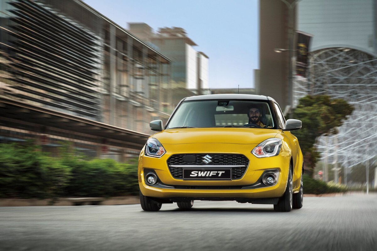    Маловероятно, что дизайнеры японского бренда, рисуя облик хэтчбека Suzuki Swift, намеренно придали воздухозаборнику его переднего бампера форму широкой улыбки. Но бессмысленно отрицать, что она там есть.