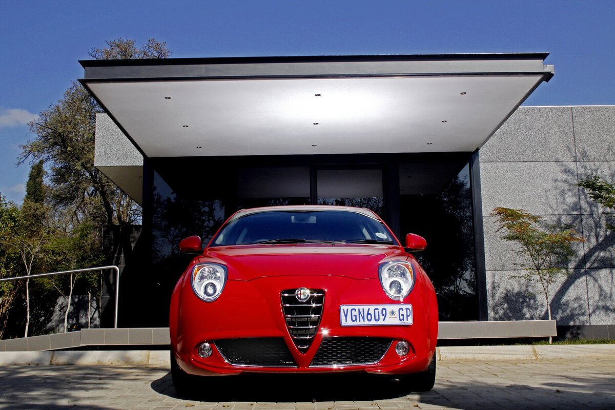    В народе эту «Альфу» еще называют «какающим совенком» за характерную форму головной оптики и напоминающую клюв птицы маленькую фальшрадиаторную решетку. На наш же взгляд выражение «лица» хэтча демонстрирует искреннее удивление.