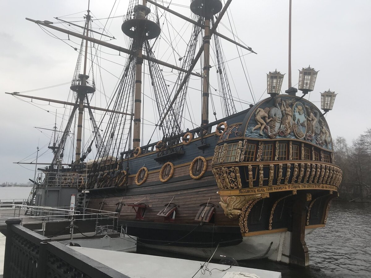    Петр лично разрабатывал чертежи судна, участвовал в кораблестроительных работах, руководил церемонией закладки корпуса и спускал корабль на воду.