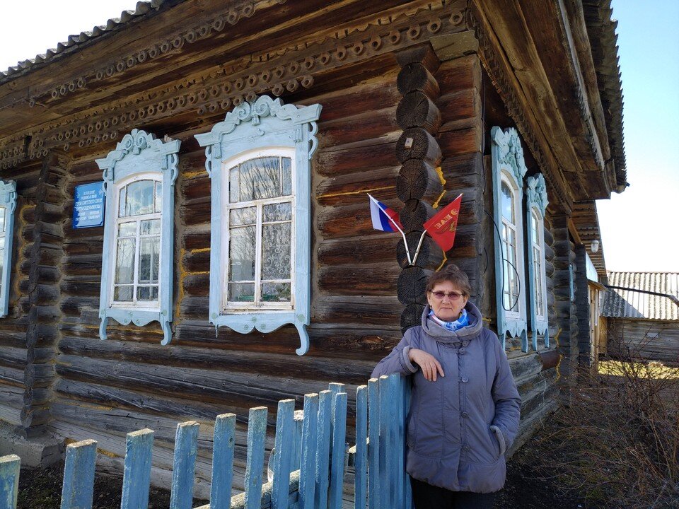    Юрты-Константиновы. Племянница Вера Валентиновна возле дома, где родились и росли Василий и Пармений, братья - герои. Лариса МАКСИМЕНКО