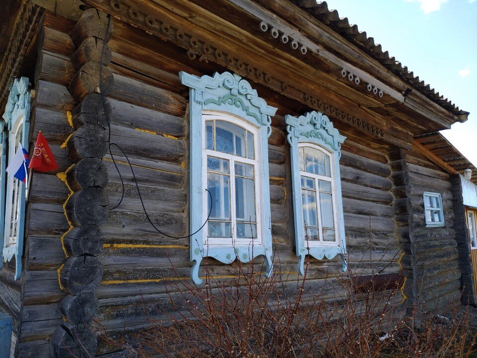    Резные колечки по краю крыши. В детстве братья соревновались, кто самый меткий, стремясь попасть снежком в кольцо. Лариса МАКСИМЕНКО