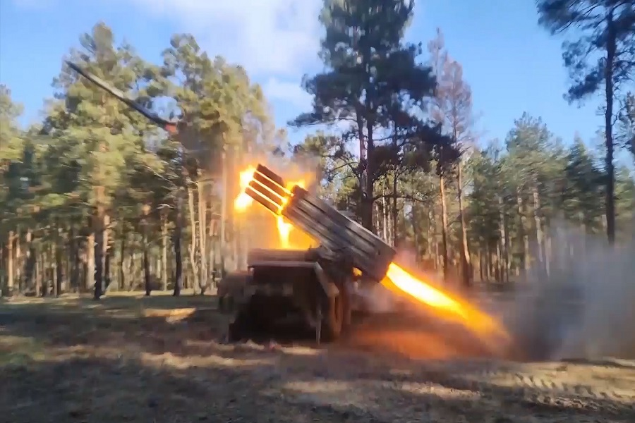 Боевая работа самоходной реактивной системы залпового огня (РСЗО) БМ-21 "Град" в зоне СВО.Пресс-служба Минобороны РФ/ТАСС