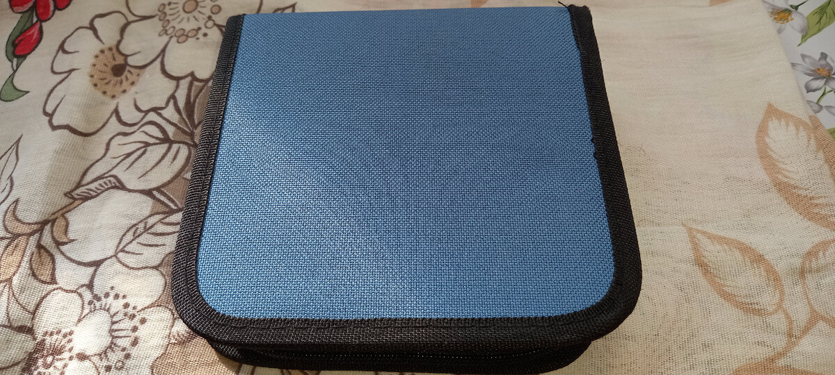 Он был похож на тот, что на фото, только круглый и полностью чёрный.