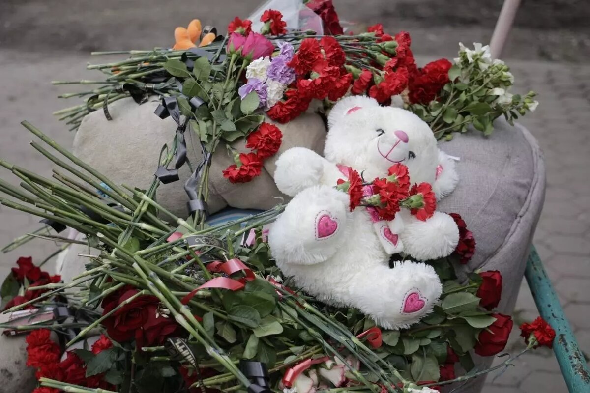 Местные жители организовали стихийный мемориал на месте трагедии. Фото: Вячеслав Гладков / соцсети