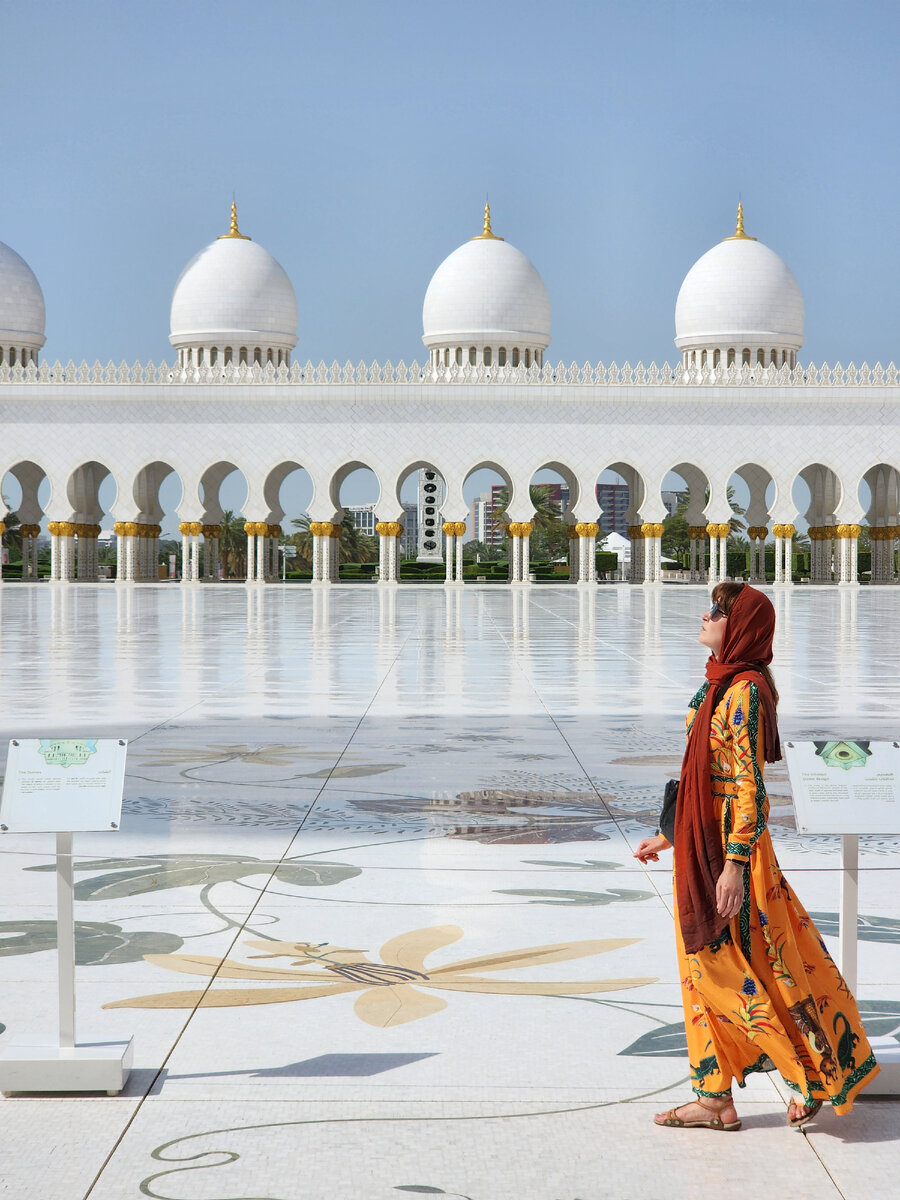 В мечети шейха Зайда в Абу-Даби почти ничего нельзя.

Большая белоснежная мечеть в столице эмиратов очень популярна среди туристов. Одна беда.
