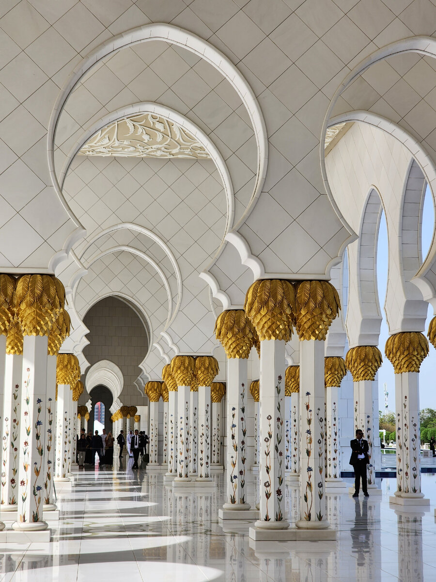 В мечети шейха Зайда в Абу-Даби почти ничего нельзя.

Большая белоснежная мечеть в столице эмиратов очень популярна среди туристов. Одна беда.-2