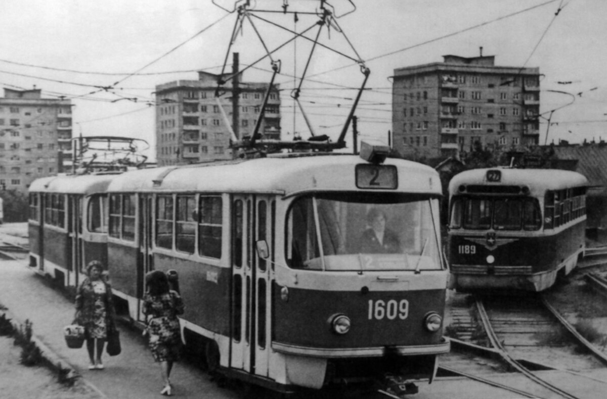 СМЕ Tatra T3SU «1609»+«1633», Горький, линейная станция Лапшиха. Фотография © Архив Музея истории МП «Нижегородэлектротранс»