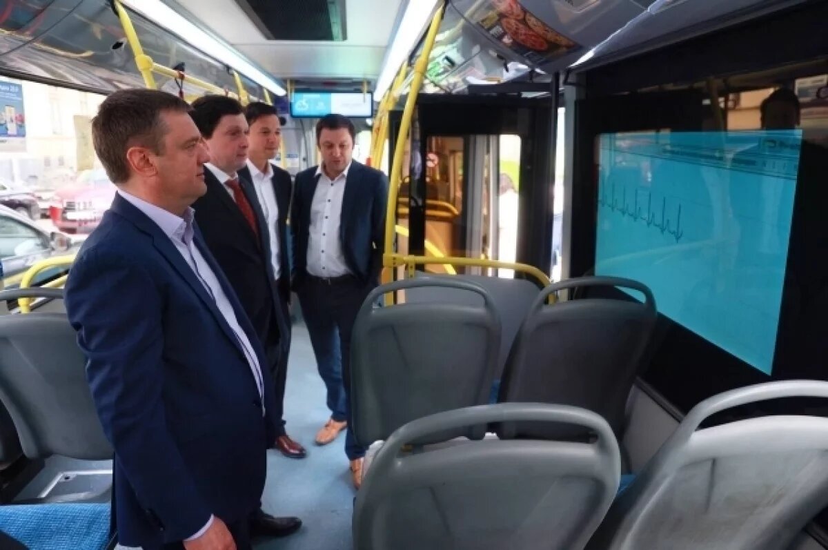    В Петербурге до конца лета в 170 автобусах установят медиапанели