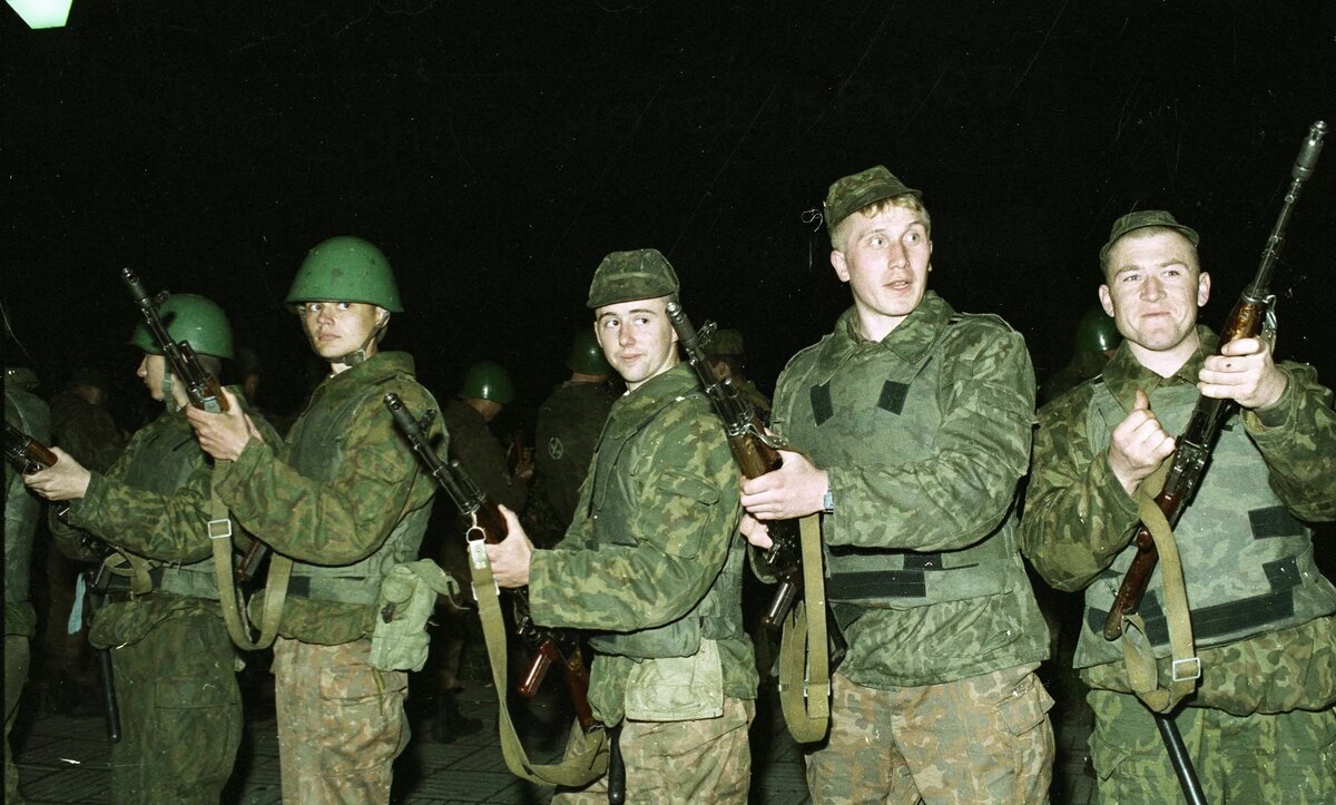 Российские десантники из состава миротворческих сил прибыли в зону конфликта на границе Грузии и Абхазии, 1994 год © Sputnik / Тутов /