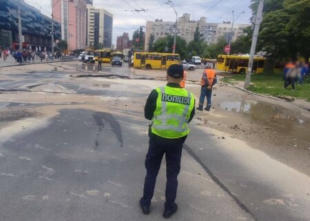    В Киеве снова лопаются трубы, вода течёт по улицам, которые проваливаются