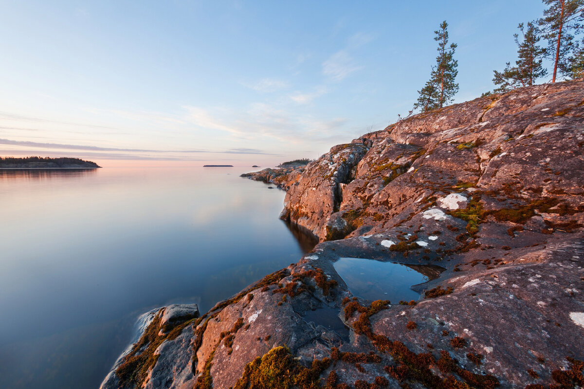 Скальный берег в заливе Лехмалахти 