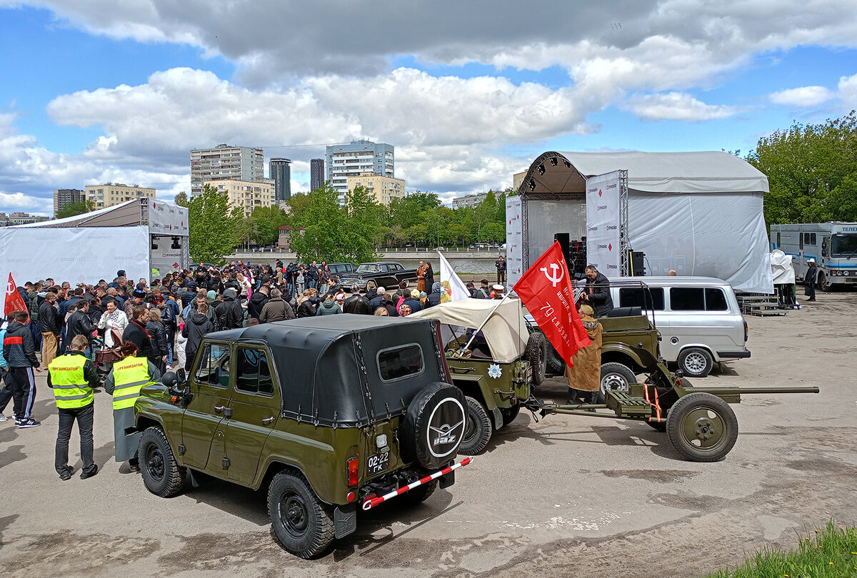 Автопробег по Москве - от ретро до Аурусов. Круг Победы 2024. | ФотоОхота  на автомобили | Дзен