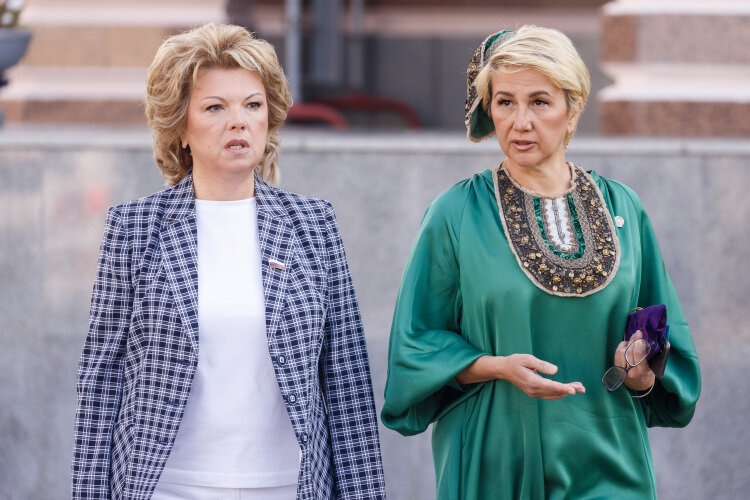    Депутат Госдумы от республики Елена Ямпольская (слева на фото) назначена советником президента.   
Фото: Сергей Елагин