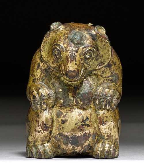 Медведь. Китай, Западная Хань, 206 г. до н.э. - 9 г. н. э. Бронза, золочение. Высота - 5,7 см.
Онлайн-каталог аукционного дома Koller. Эл. ресурс URL:  ://www.kollerauktionen.ch/en/328252-0002-7189-SITZENDER-BAeR.-China_-westlich-7189_440209.html?RecPos=1
