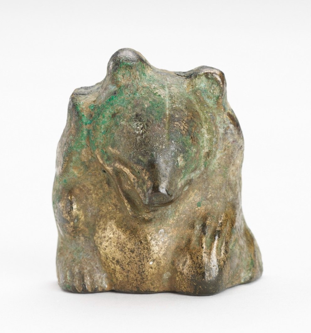 Медведь. Китай, династия Хань, 206 г. до н. э. - 220 г. н. э. Бронза, золочение. 4х3,5 см. Национальный музей азиатского искусства Смитсоновского института (англ. The National Museum of Asian Art, Smithsonian Institution), Вашингтон. Учётный номер: F1916.25.
Эл. ресурс URL: https://asia.si.edu/explore-art-culture/collections/search/edanmdm:fsg_F1916.25/