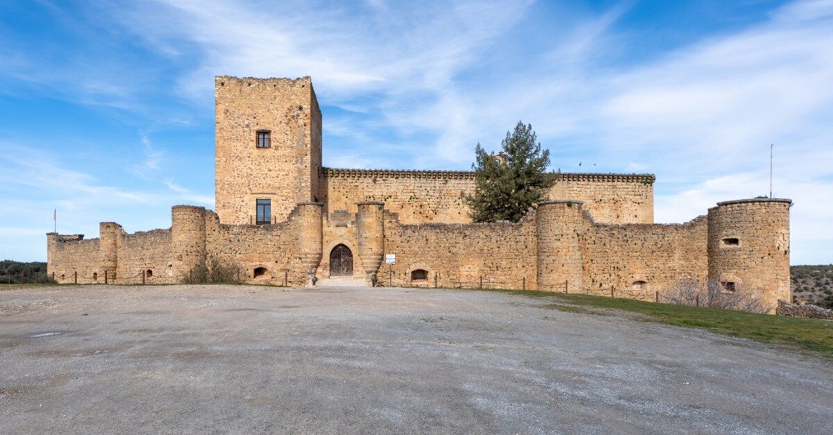 Замок Педраса в Испании