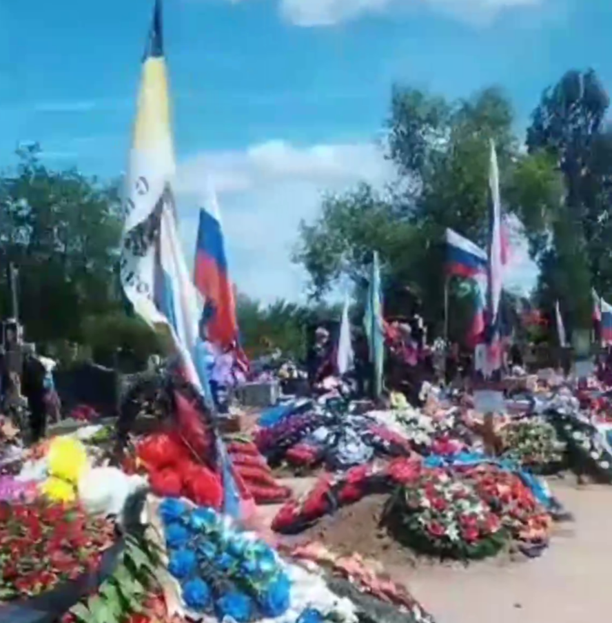 Куда ни глянь — над могилами развеваются флаги: видео волгоградского  кладбища погибших на СВО | Блокнот Волгоград | Дзен