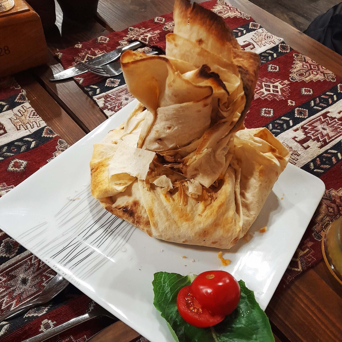 При подаче верхушку хурджина срезают ножом, а содержимое «сумки-узелка» едят как из обычной тарелки. Фото: Татьяна Афанасьева