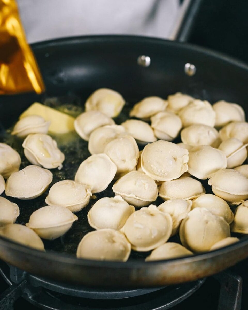 Жареные пельмени с соусом🥟 | Рецепты и лайфхаки Искусство Повседневности |  Дзен