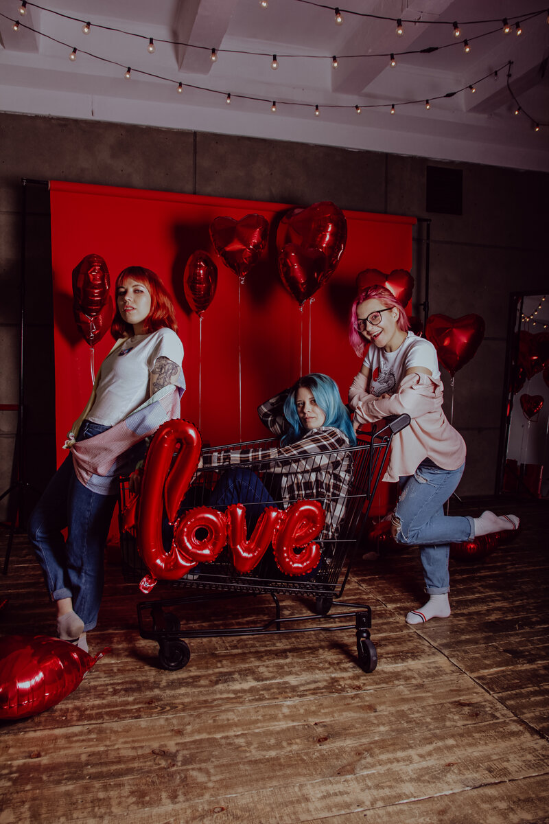 Когда я с ними, то все мои стены рушатся и я могу быть собой. Одна сносит любые стены, другая оставшуюся разруху облагораживает. 