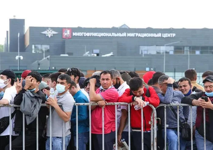 Что правда, то правда: порой проще усыновить ребенка, чем легально получить документы... Фото: News.ru